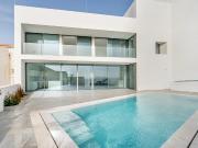 Moradia em Frente ao Mar com piscina, e grandes espaços...