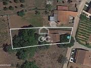Moradia em pedra com poo e terreno para reconstruo