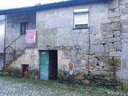 Moradia em pedra de granito com logradouro Tem 2 entradas