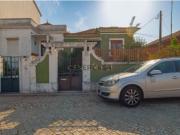 Moradia em Reabilitação com Terreno Amplo em Francos...