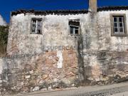 Moradia em Ruína inserida em terreno urbano com 63m na...