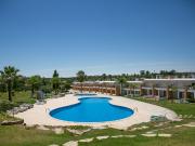 Moradia ensolarada de frente para a piscina