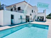 Moradia espaçosa com piscina, garagem e vista para a...