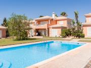 Moradia espetacular V3 em Condomínio pequeno, privado e...