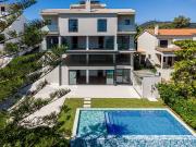 Moradia Exclusiva com Elevador, Piscina e Vista Serra