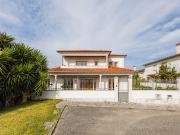 Moradia Exclusiva com Piscina, Jardim e Áreas Amplas