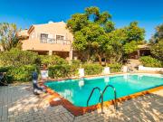 Moradia familiar com piscina, terraços e anexo em Santa...