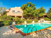 Moradia familiar com piscina, terraços e anexo em Santa...