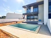 Moradia geminada com 4 quartos e piscina em Alvor