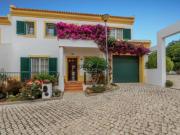 Moradia Geminada com Garagem e Piscina Comum em...