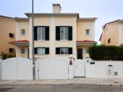 Moradia Geminada com Jardim e 4 Quartos no Estoril...