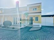 Moradia geminada com piscina em pequeno condomínio...