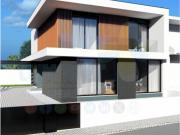 Moradia geminada de 2 pisos, com 2 suites e bem localizada