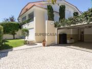 Moradia geminada de 3 pisos no centro de Paço de Arcos a...