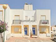 Moradia geminada de dois quartos com terraço no centro...