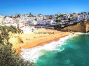 Moradia geminada T2 com piscina privada, jardim e vista mar