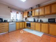 Moradia geminada T3, com áreas amplas e garagem, em...