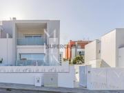 Moradia Geminada T3 de Arquitectura Contemporânea com...