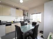 Moradia em banda T4, arquitetura tradicional com garagem...