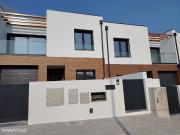 Moradia geminada T4 com garagem
