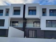 MORADIA GEMINADA | T4 | COM PISCINA | NOVA | VALE DE...