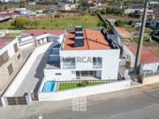 MORADIA GEMINADA T4 INSERIDA EM CONDOMÍNIO FECHADO EM...