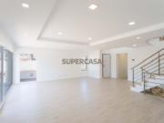 Moradia geminada T5 com jardim e piscina, na Sobreda,...