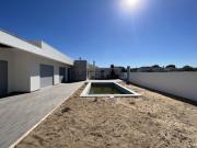 Moradia Geminada Térrea T4 com Garagem e Piscina