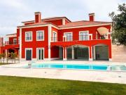 Moradia imponente com piscina, a estrear, a apenas 5...