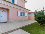 Moradia independente à venda no centro de V.N. Santo André