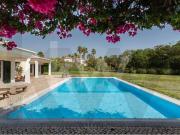 Moradia independente com amplo jardim, piscina e vista...