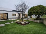 Moradia Independente com jardim e Espaço Comercial com...