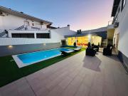 Moradia independente com piscina e 4 quartos