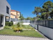 Moradia independente com quatro suites, jardim e piscina...