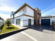 Moradia Independente T4 com piscina Acabamentos de...