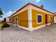 Moradia Independente T4, no centro de Cadaval, térrea,...