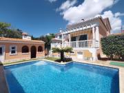 Moradia Independente T5 com Piscina e Jardim em Birre