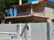 Moradia independente T5, que se encontra em fase de...