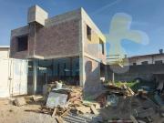 Moradia individual de 2 pisos, bem localizada