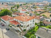 Moradia individual T4 com 3 pisos com terreno no centro...