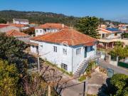 Moradia inserida numa área total de de 2.643 m², em...