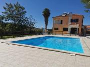 Moradia inteira c/ piscina e relvado