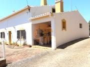 Moradia isolada no campo, próximo da aldeia de Cachopo