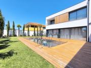 Moradia isolada com piscina e jardim