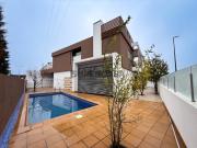 Moradia Isolada com Piscina/ Garagem fechada / Espaço...