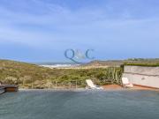 Moradia isolada de sete quartos localizada junto à praia...