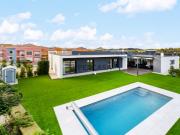 Moradia Isolada e arquitetura Contemporânea com Piscina