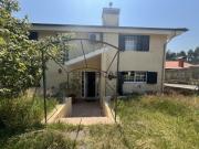 Moradia isolada, implantada em lote com 980m2