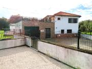 Moradia isolada localizada perto da localidade de Maças...