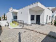 Moradia isolada no Algoz com cave e Rs do cho, jardim e...